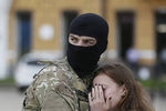Доброволец батальона «Азов», который отправляется на юго-восток страны в зону «антитеррористической операции», во время прощания с девушкой