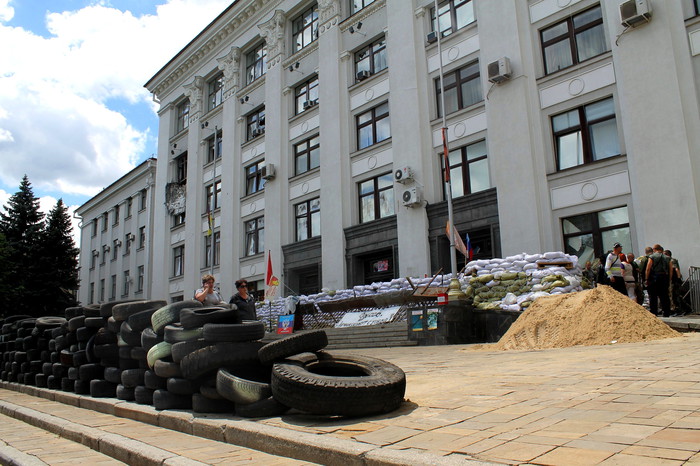 Баррикады перед&nbsp;администрацией Луганска
