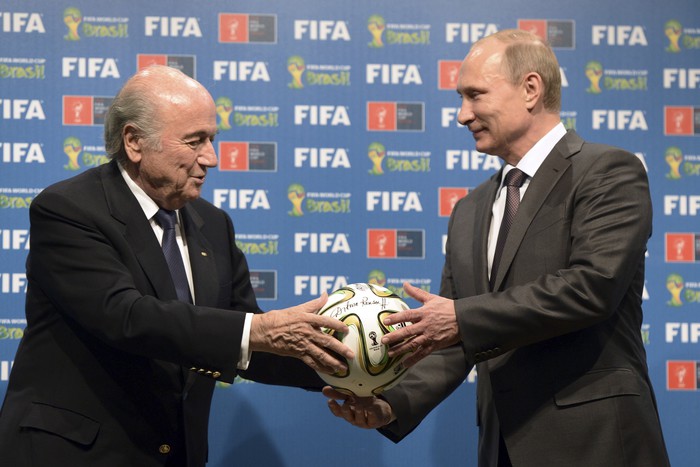 Зепп Блаттер (слева) и его организация пресекают разговоры о переносе чемпионата мира из России