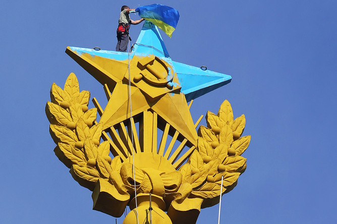В августе украинский руфер, скрывающийся под псевдонимом Mustang Wanted, перекрасил звезду высотки на Котельнической набережной в цвета флага Украины