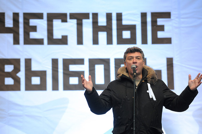 Борис Немцов на митинге оппозиции «За честные выборы» на проспекте Сахарова, 2011 год