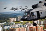 Вертолеты Ми-8 и Ка-52 во время репетиции воздушной части военного парада в Москве в ознаменование 70-летия Победы в Великой Отечественной войне 1941–1945 годов