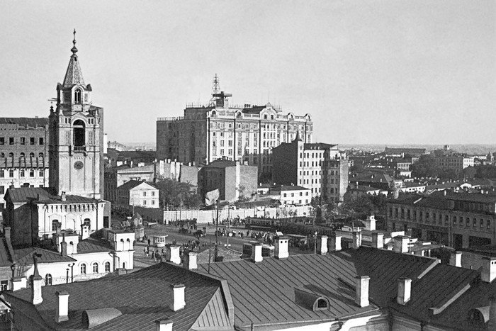 1934 год. Слева — колокольня Страстного монастыря, на переднем плане — крыша кинотеатра...