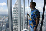 Премьер-министр РФ Дмитрий Медведев в одной из башен Петронас