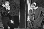 Артист Андрей Миронов в роли Дон Жуана (слева) в спектакле Театра сатиры «Дон Жуан, или Любовь к геометрии»