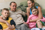 Николай Бурляев с супругой Ингой, дочерью Дашей и сыном Ильей у себя дома, 2006 год