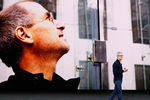 Глава Apple Тим Кук и видео в память о Стиве Джобсе в ходе презентации новых продуктов компании в Купертино, 12 сентября 2017 года