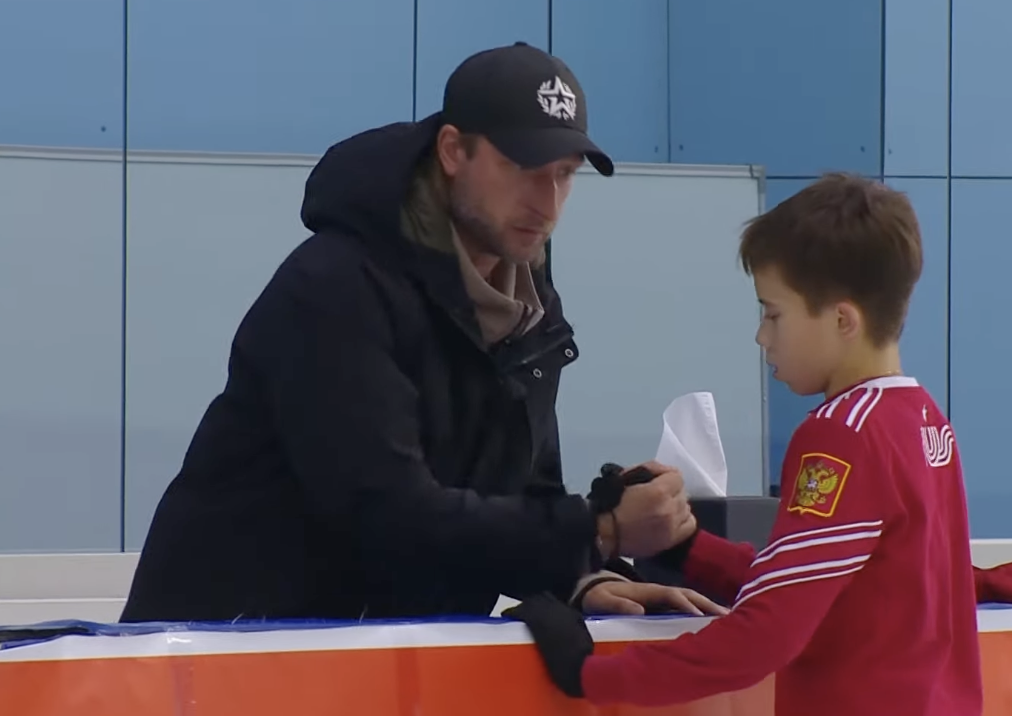 Фигурист Плющенко упал и повредил руку, ученик Тутберидзе зажег с&nbsp;двумя квадами