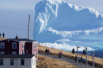 Первый айсберг сезона на «Аллее Айсбергов» около Ферриленда на острове Ньюфаундленд в Канаде, апрель 2017 года