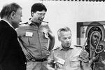  Изобретатель-конструктор стрелкового оружия Михаил Калашников (справа) во время посещения военного завода фирмы Sturm Ruger&Co, США, 1992 год