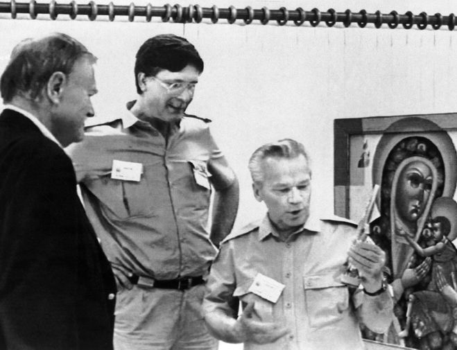  Изобретатель-конструктор стрелкового оружия Михаил Калашников (справа) во время посещения военного завода фирмы Sturm Ruger&Co, США, 1992 год