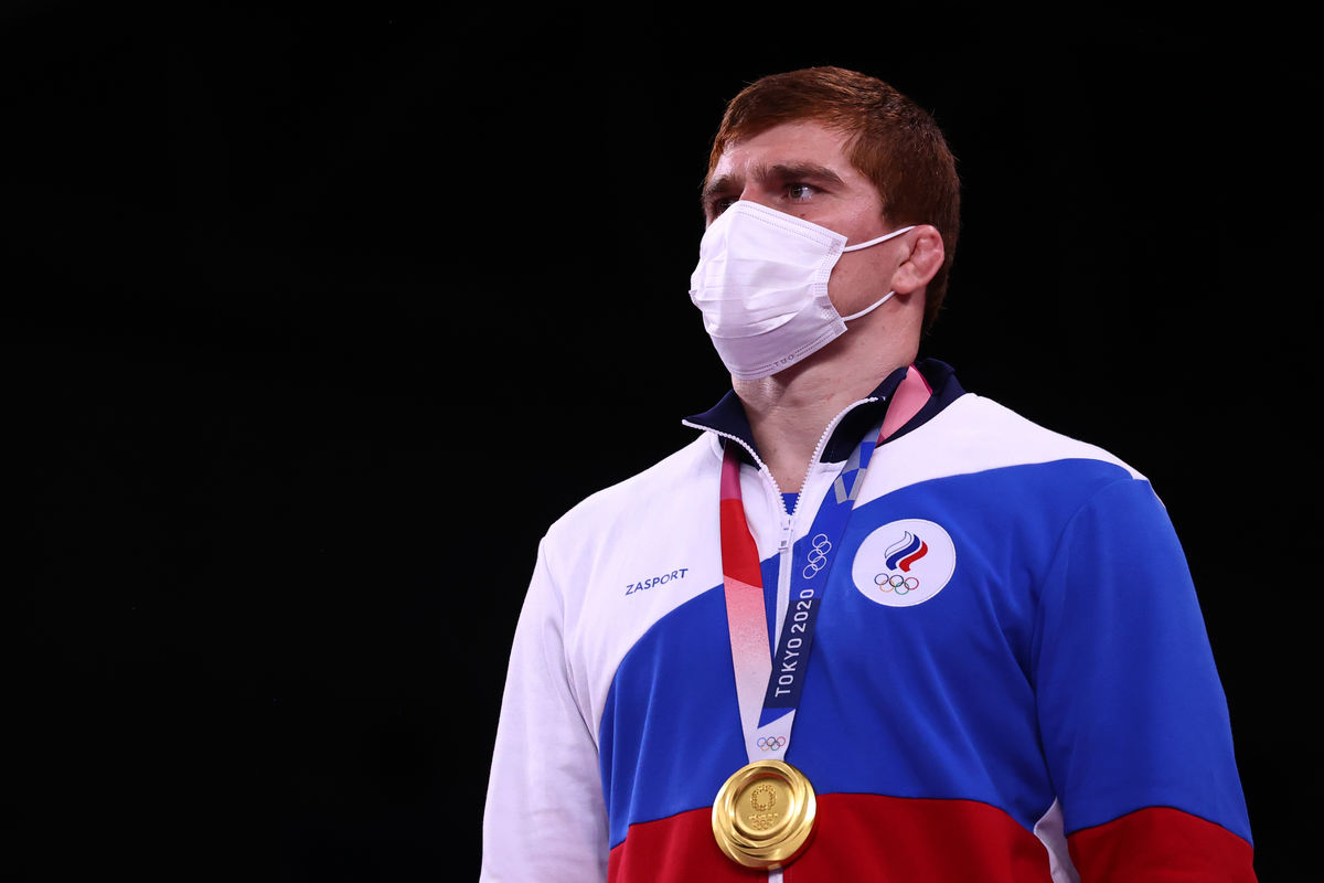 Российский борец Муса Евлоев с золотой олимпийской медалью Токио-2020