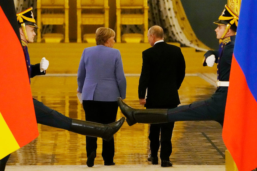 Президент России Владимир Путин и канцлер Германии Ангела Меркель покидают совместную пресс-конференцию после переговоров в Кремле