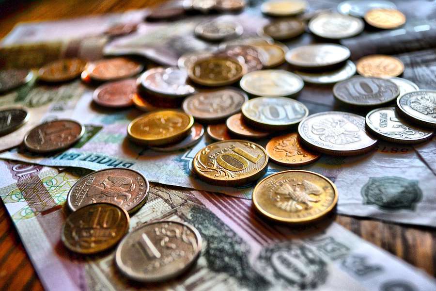 Опрошенные CBS аналитики назвали рубль самой сильной мировой валютой в этом году 