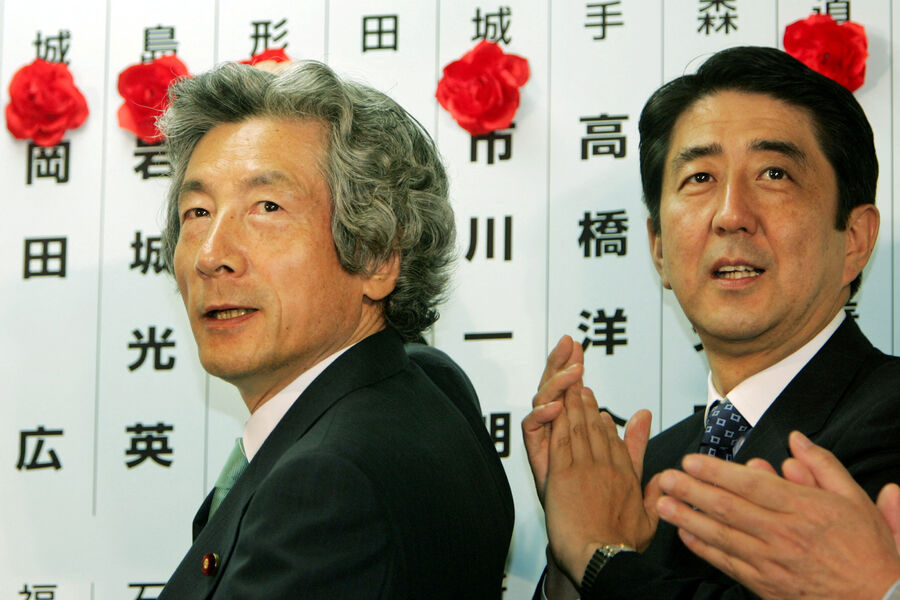 Бывший Премьер-министр Японии Дзюнъитиро Коидзуми и Синдзо Абэ, 2004&nbsp;год
