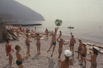 Дети во время игры с мячом на побережье Черного моря в лагере «Артек», 1985 год