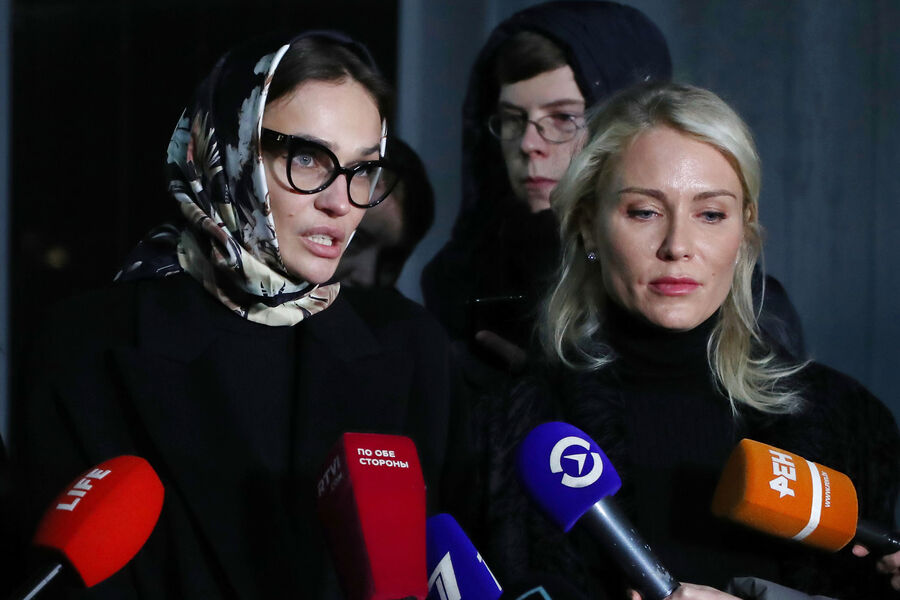 Телеведущая и блогер Алена Водонаева и ее адвокат Екатерина Гордон (слева направо) после допроса в&nbsp;Управлении внутренних дел по&nbsp;Центральному административному округу ГУ МВД России по&nbsp;городу Москве, 2020&nbsp;год