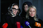 Телеведущая и блогер Алена Водонаева и ее адвокат Екатерина Гордон (слева направо) после допроса в Управлении внутренних дел по Центральному административному округу ГУ МВД России по городу Москве, 2020 год