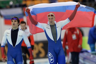 Российские конькобежцы Руслан Мурашов (слева) и Павел Кулижников