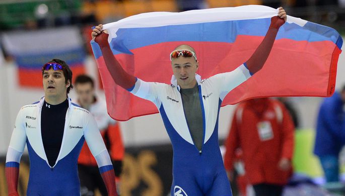 Российские конькобежцы Руслан Мурашов (слева) и Павел Кулижников