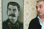 Евгений Джугашвили у портрета Сталина, 2002 год