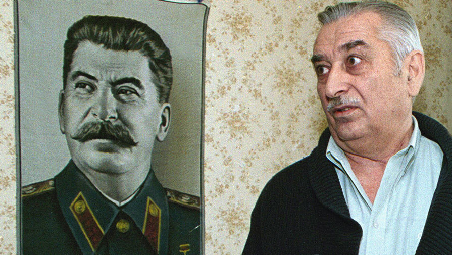 Евгений Джугашвили у&nbsp;портрета Сталина, 2002 год