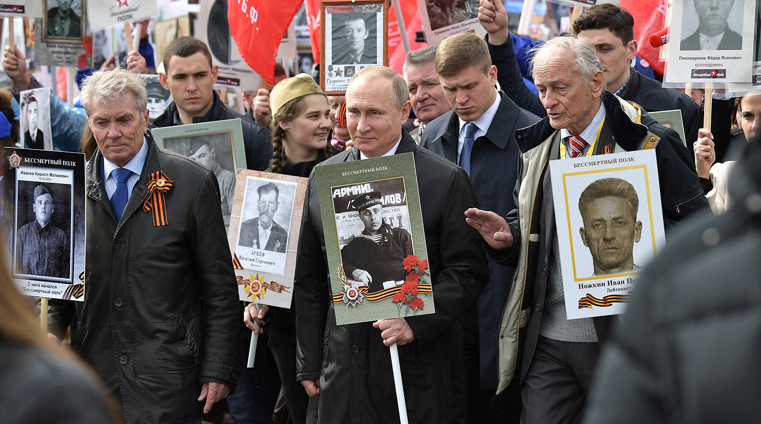 Владимир Путин с портретом своего отца-фронтовика Владимира Спиридоновича во время шествия акции «Бессмертный полк» в честь 72-й годовщины Победы в Великой Отечественной войне