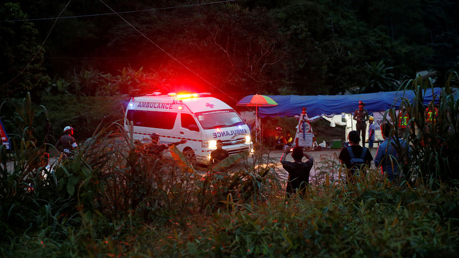 Автомобиль скорой помощи около пещеры Кхао Луанг в Таиланде, 9 июля 2018 года