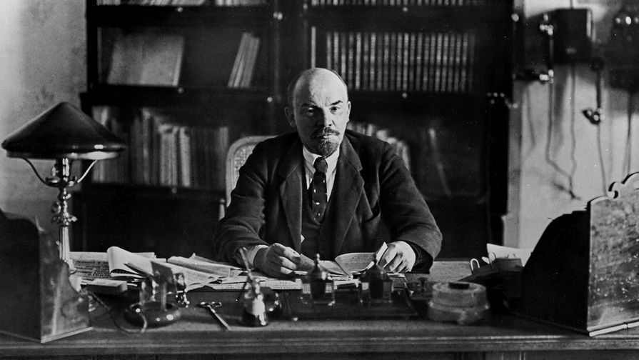 Владимир Ильич Ленин в рабочем кабинете в Кремле. 16 октября 1918 год
