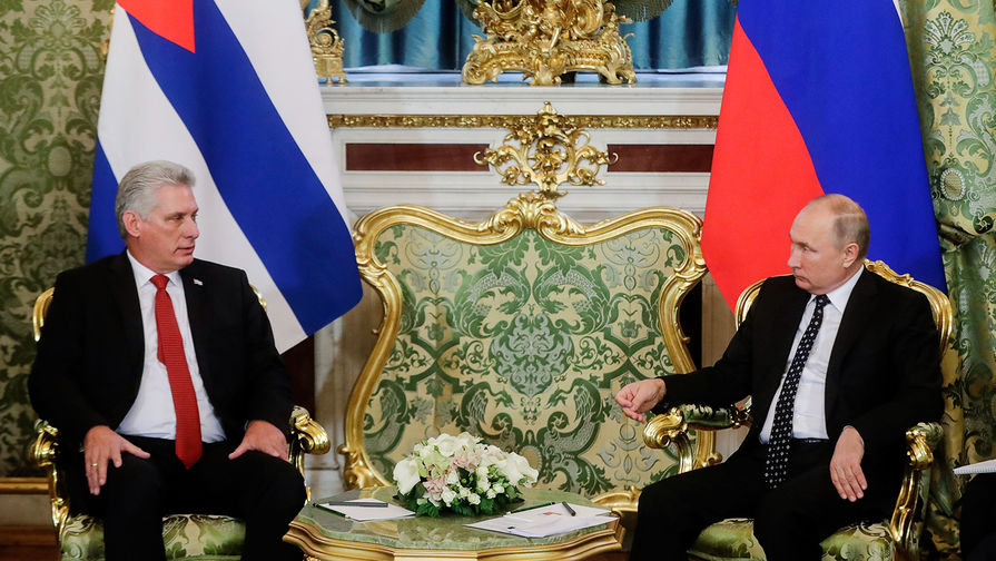 Лидер Кубы Мигель Диас-Канель Бермудес и президент России Владимир Путин во время встречи в Кремле, 2 ноября 2018 года