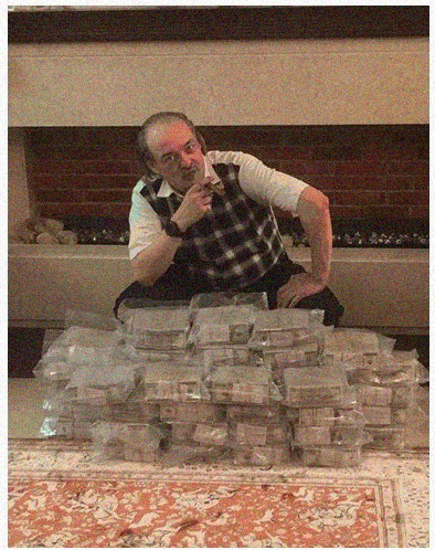 Мохамед Амер Альшвики с деньгами, фотография с сайта Минфина США