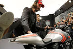 Актер Киану Ривз является большим поклонником мотоциклов