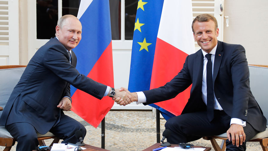 Президент России Владимир Путин и президент Франции Эмманюэль Макрон во время встречи во Франции, 19 августа 2019 года