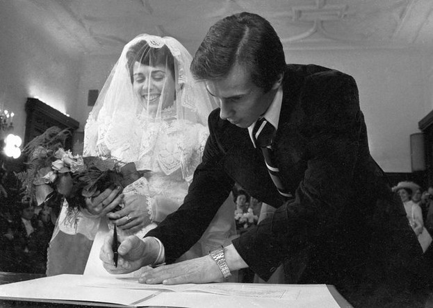 Фигуристы Ирина Роднина и Александр Зайцев в день бракосочетания, 1975 год