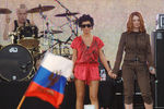 Участницы группы «Тату» Юлия Волкова и Елена Катина во время выступления на концерте «Красное лето» на Васильевском спуске в Москве, 2006 год