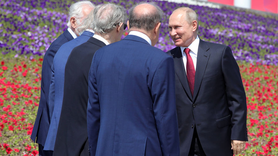 Президент России Владимир Путин на церемонии вручения золотых звезд Героям Труда на Поклонной горе в Москве, 12 июня 2020 года