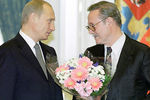 Президент России Владимир Путин и актер Юрий Соломин во время церемонии вручения премий в области литературы и искусства в Кремле, 2002 год