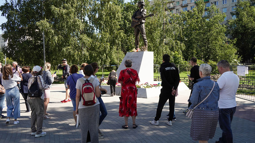 Памятник лидеру группы &laquo;Кино&raquo; Виктору Цою скульптора Матвея Макушкина в&nbsp;Санкт-Петербурге, 16 августа 2020 года