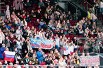 Болельщики с плакатами в поддержку Михаила Коляды во время произвольной программы мужчин на чемпионате России — 2022