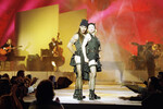 Мадонна и Энтони Кидис во время совместного выступления в Лос-Анджелесе, 1993 год