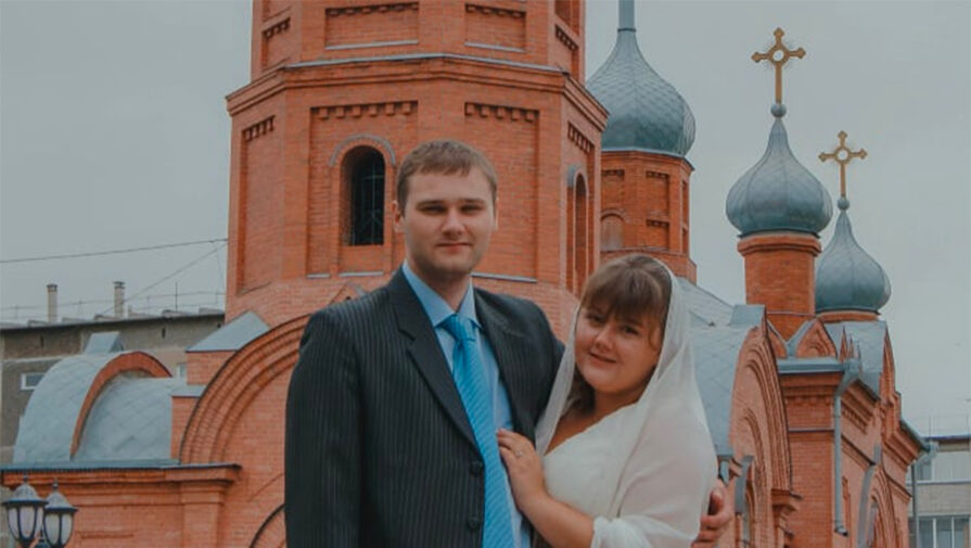 Россиянин донес на молодую учительницу из-за ее фото с мужем в день свадьбы на фоне храма