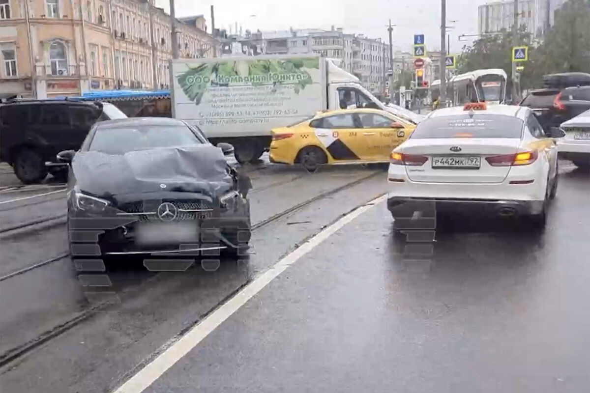 В Москве руководительница люксового бутик-отеля протаранила автозак с  заключенными - Газета.Ru | Новости