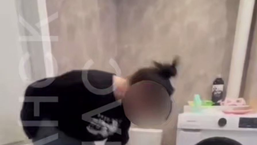 Молодая мать с подругой из Мурманска избили и пытались обрить девушку, это попало на видео