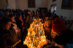 Прихожане на торжественной литургии по случаю праздника Святого Рождества и Богоявления в кафедральном соборе Эчмиадзина в Армении
