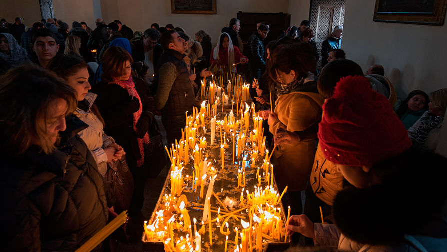 Прихожане на&nbsp;торжественной литургии по&nbsp;случаю праздника Святого Рождества и Богоявления в&nbsp;кафедральном соборе Эчмиадзина в&nbsp;Армении
