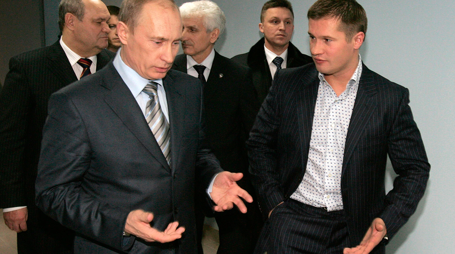 Президент России Владимир Путин и четырехкратный олимпийский чемпион Алексей Немов во время торжественного открытия Года семьи в Пензенской области, 2008 год