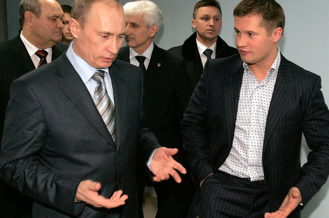 Президент России Владимир Путин и четырехкратный олимпийский чемпион Алексей Немов во время торжественного открытия Года семьи в Пензенской области, 2008 год