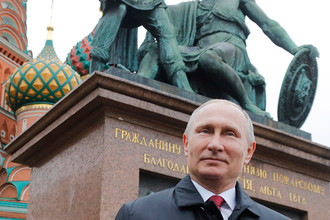 Президент России Владимир Путин на церемонии возложения цветов к памятнику Минину и Пожарскому на Красной площади в рамках празднования Дня народного единства