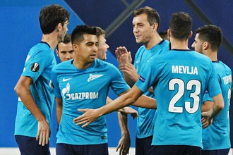 Игрок ФК «Зенит» Артем Дзюба (в центре) радуется забитому голу в матче квалификационного раунда Лиги Европы между ФК «Зенит» (Россия, Санкт-Петербург) и ФК «Вардар» (Македония, Скопье). Алексей Даничев / РИА Новости
