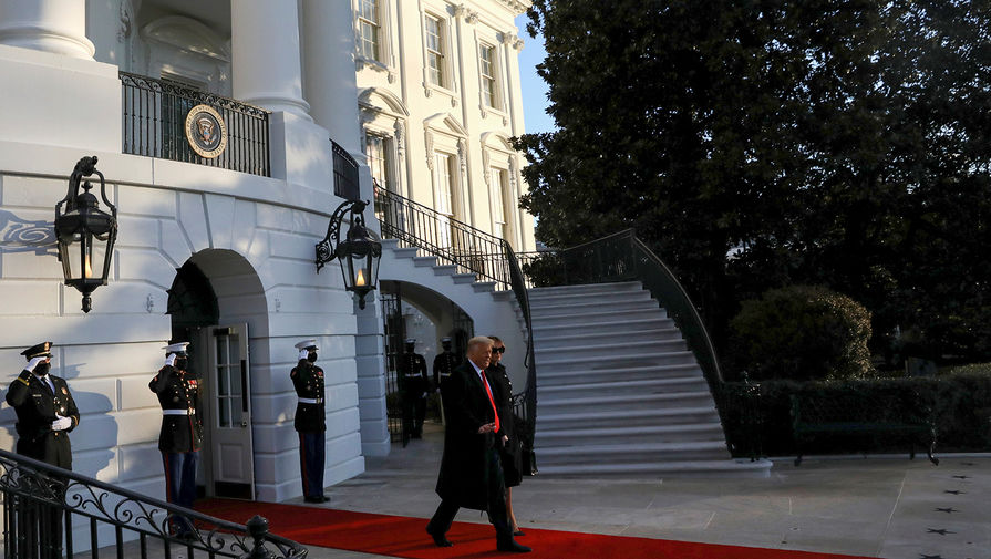 Президент США Дональд Трамп и его супруга Меланья Трамп покидают Белый дом, 20 января 2021 года